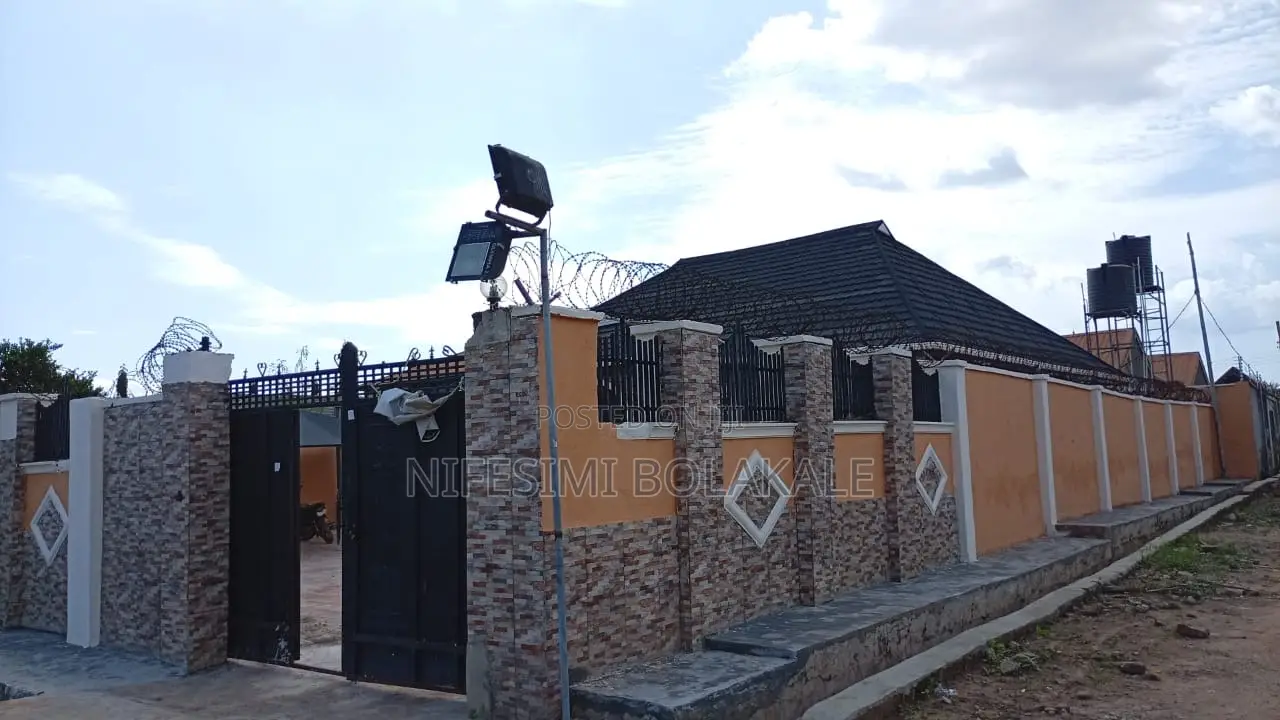 4bdrm Bungalow in Akuru Hassan Block for sale