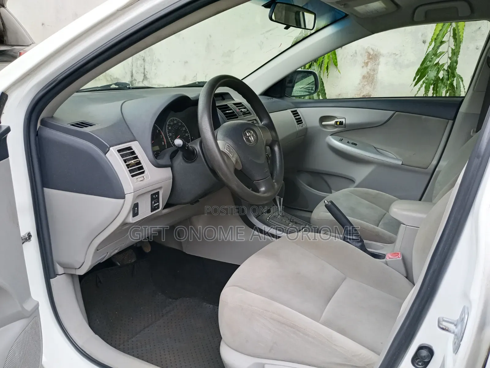 Toyota Corolla LE 4dr Sedan (1.8L 4cyl 4A) 2012 White