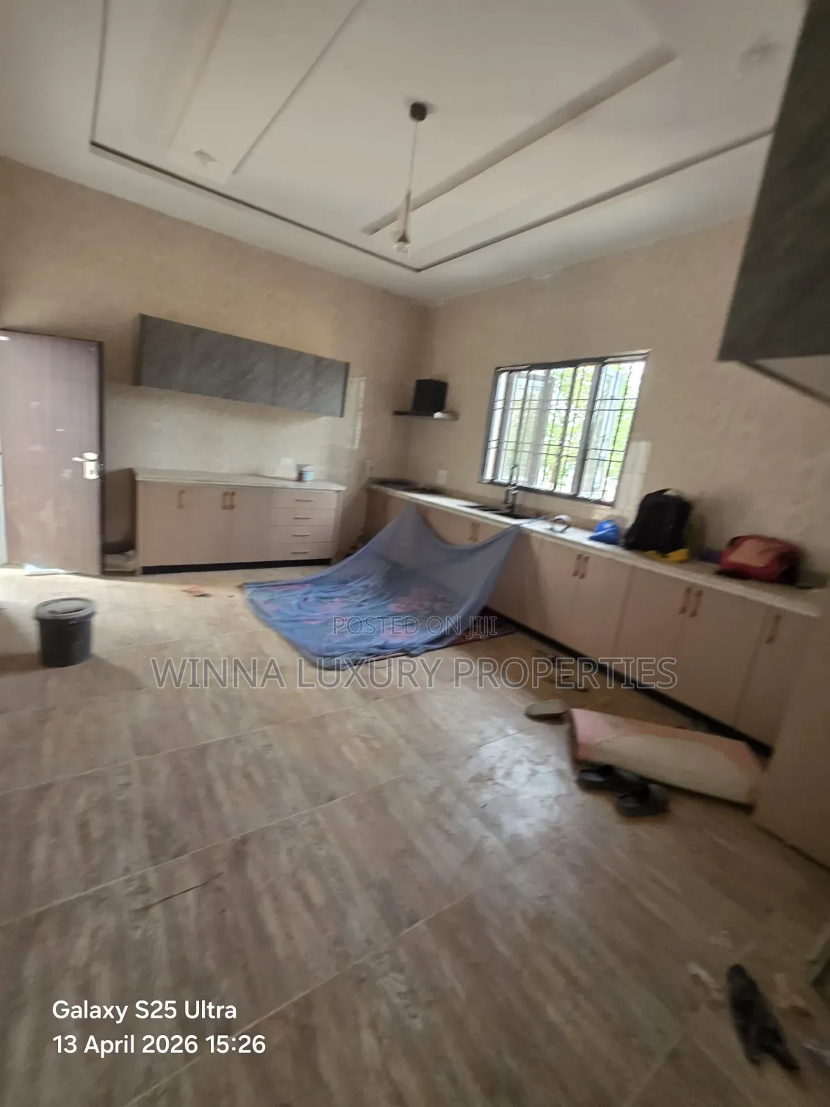 6bdrm Mansion in Nut, Opposite River, Lugbe District for sale