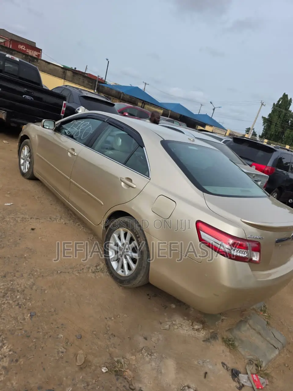 Toyota Camry XLE 4dr Sedan (2.5L 4cyl 6A) 2011 Gold