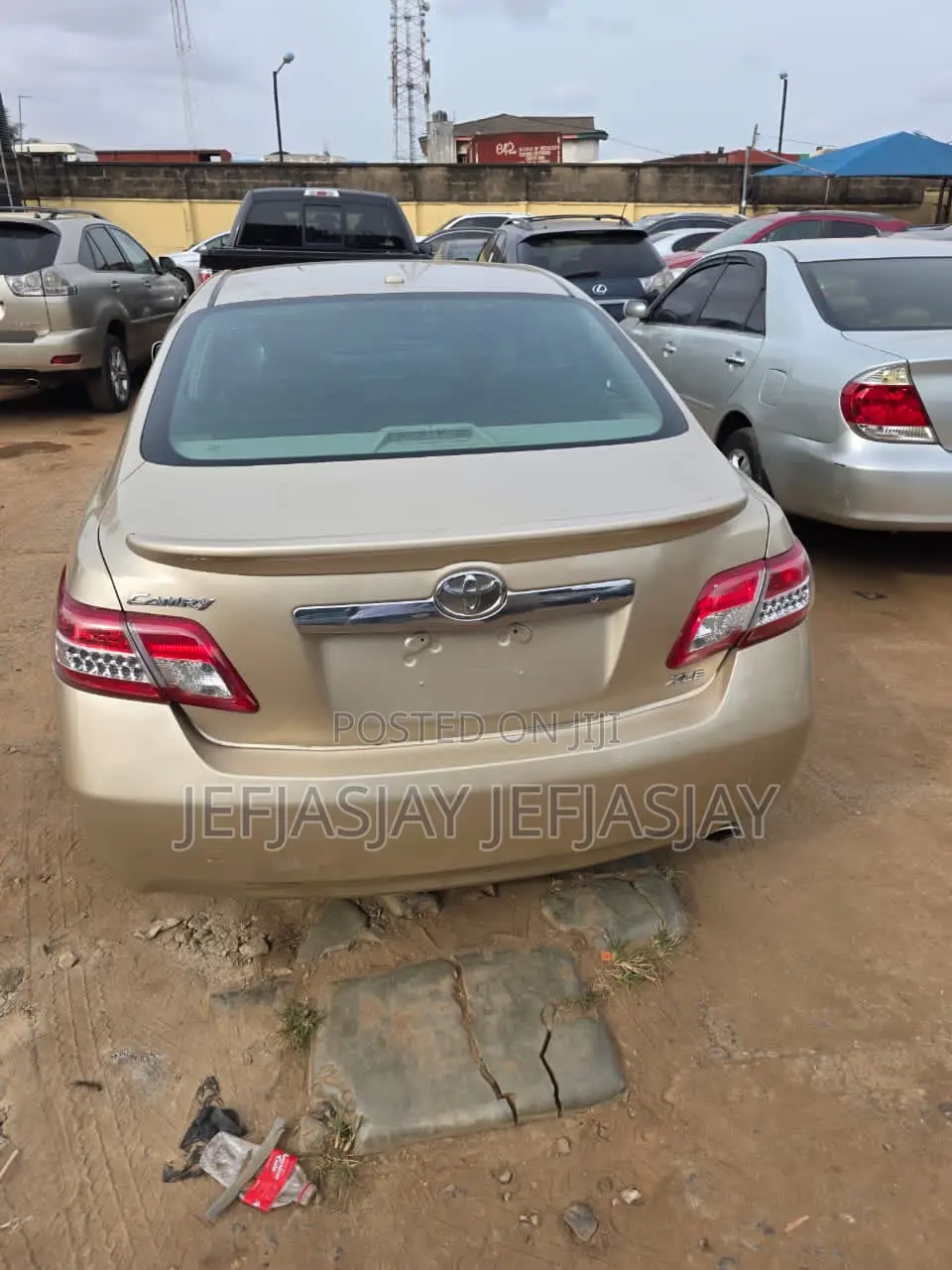 Toyota Camry XLE 4dr Sedan (2.5L 4cyl 6A) 2011 Gold