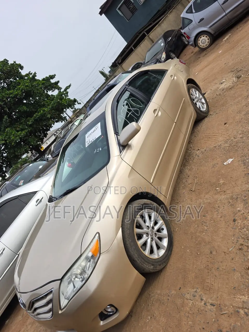 Toyota Camry XLE 4dr Sedan (2.5L 4cyl 6A) 2011 Gold