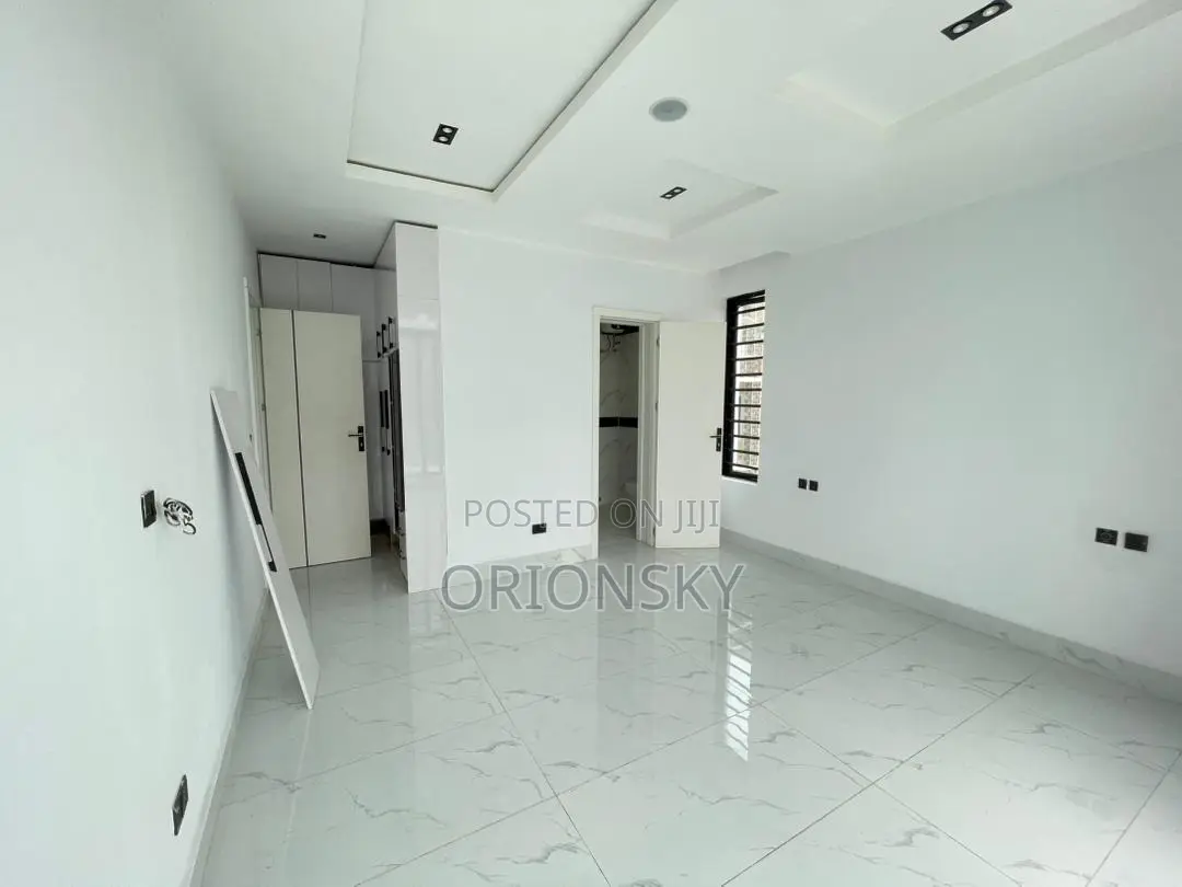 Furnished 2bdrm Block of Flats in Freedom Way, Lekki Phase 2 for sale