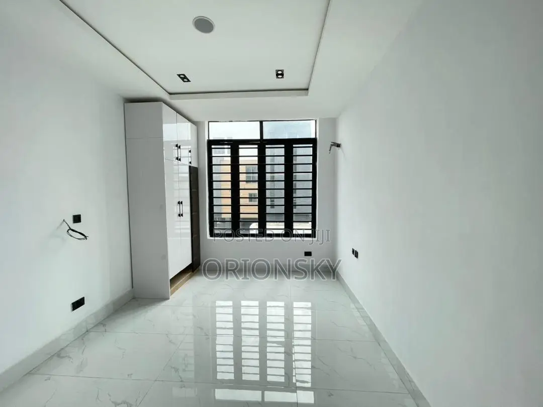 Furnished 2bdrm Block of Flats in Freedom Way, Lekki Phase 2 for sale