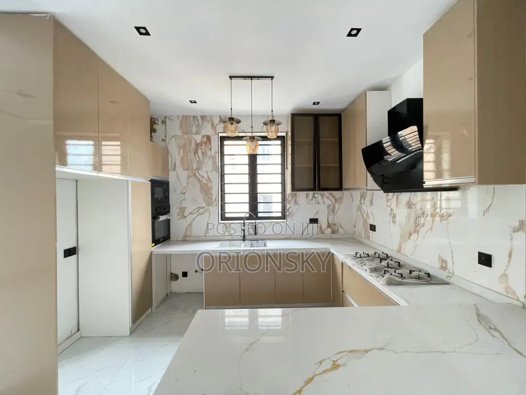 Furnished 2bdrm Block of Flats in Freedom Way, Lekki Phase 2 for sale