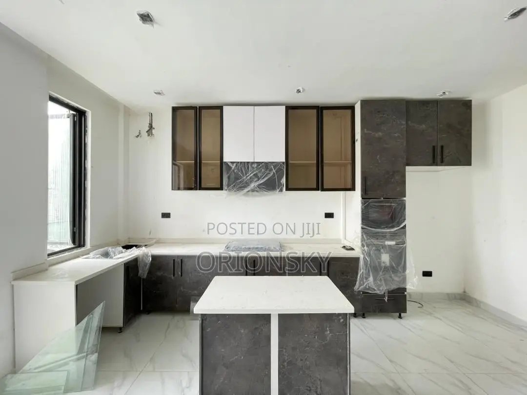 2bdrm Apartment in Freedom Way, Lekki Phase 1 for sale