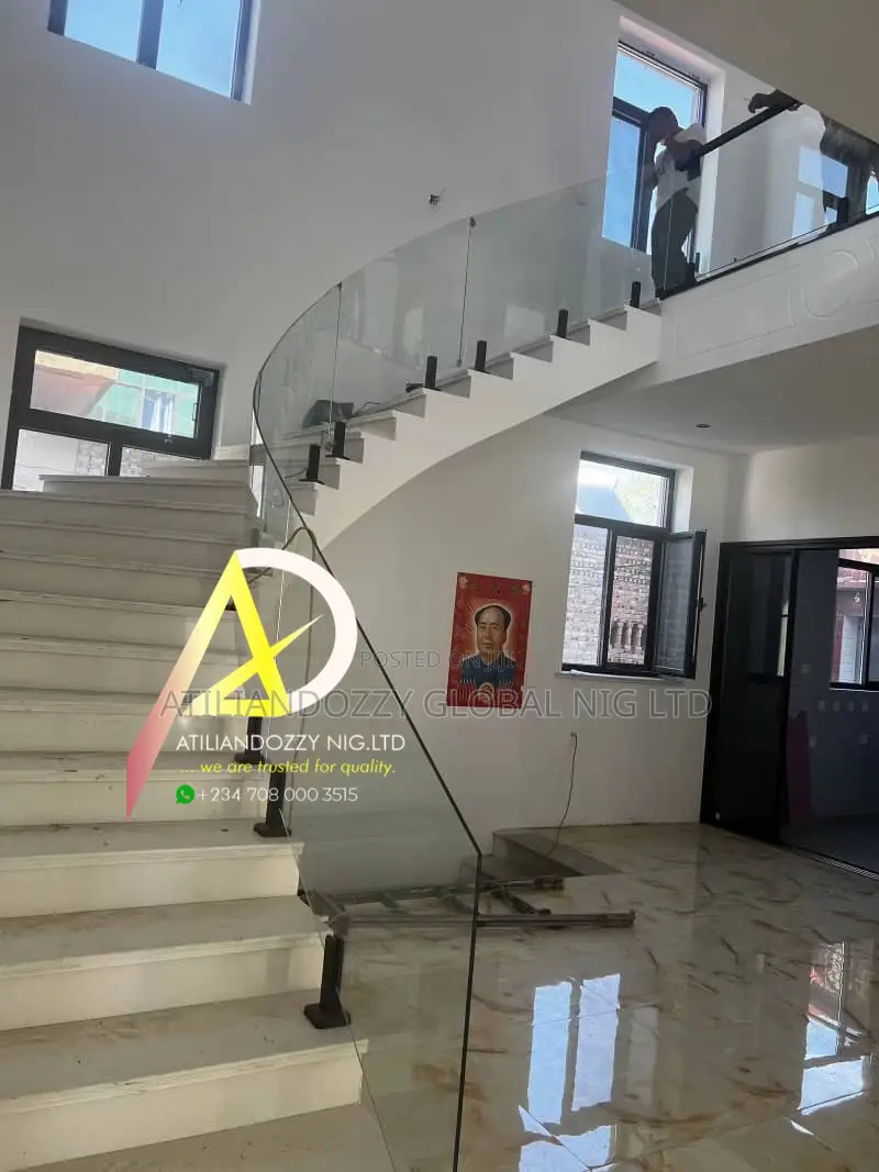 Full Curved Glass Spiral Staircase