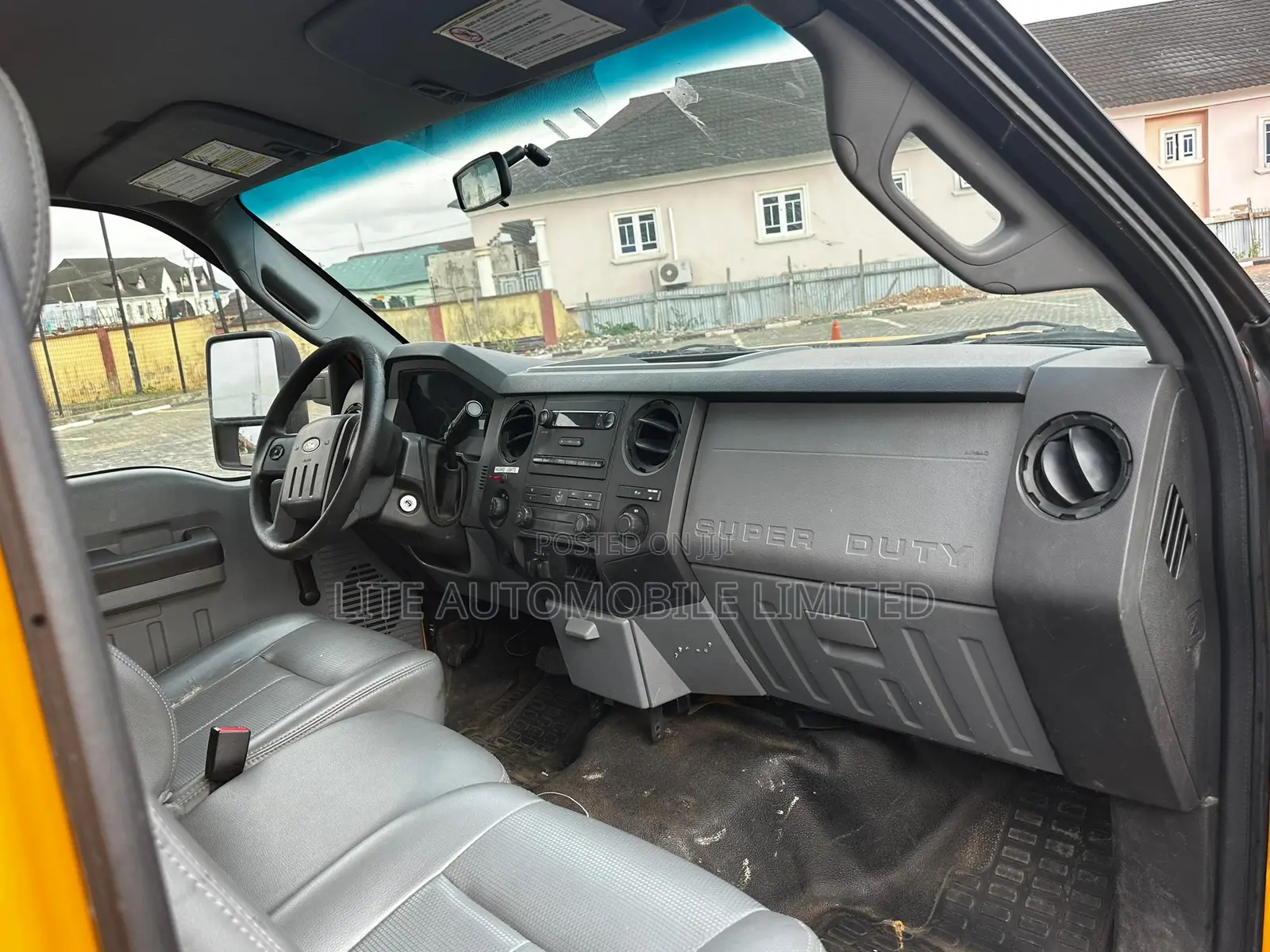 Ford F-250 XLT 2011 Yellow
