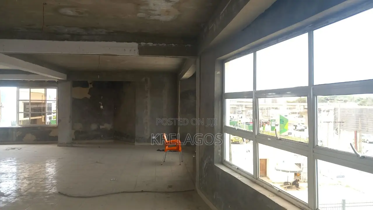 Commercial Property Facing the Express for Rent