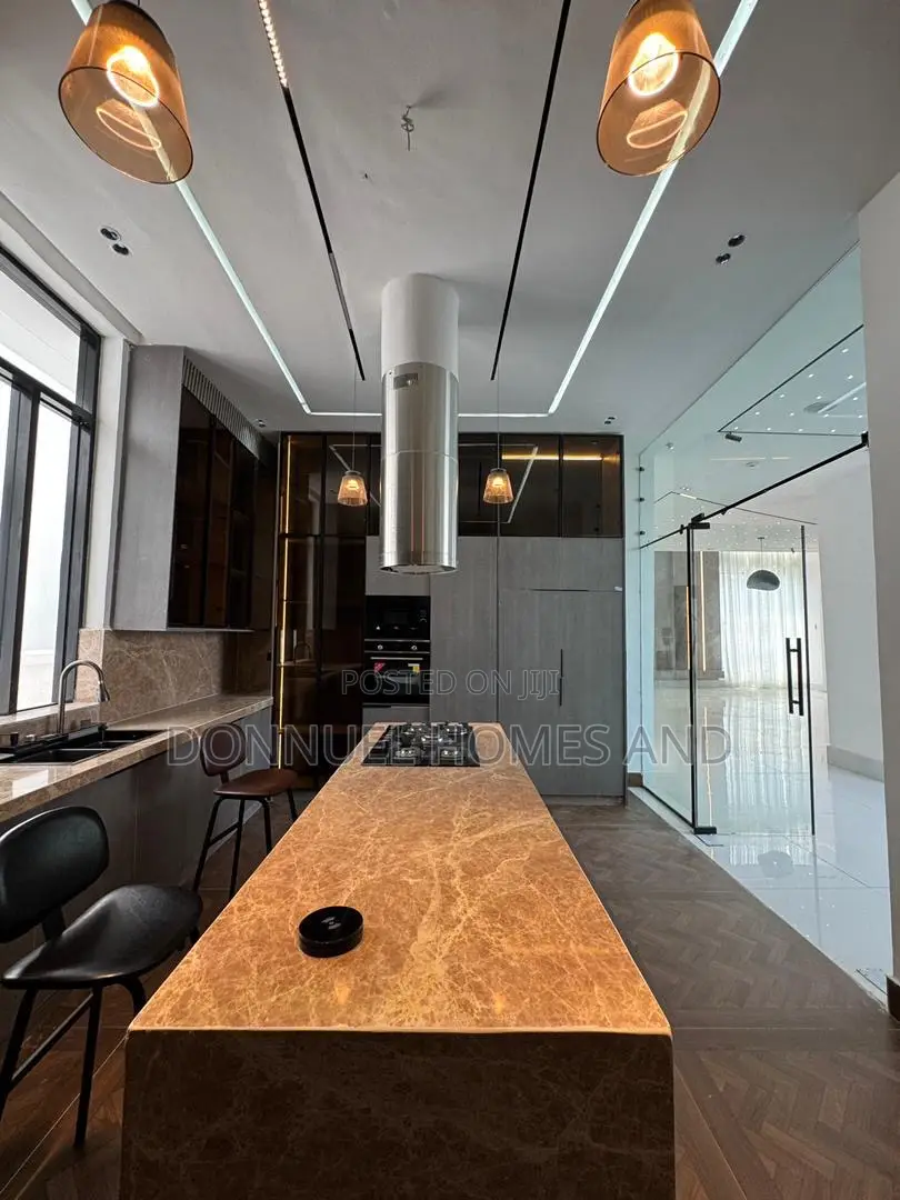 6bdrm Duplex in Chevron for sale