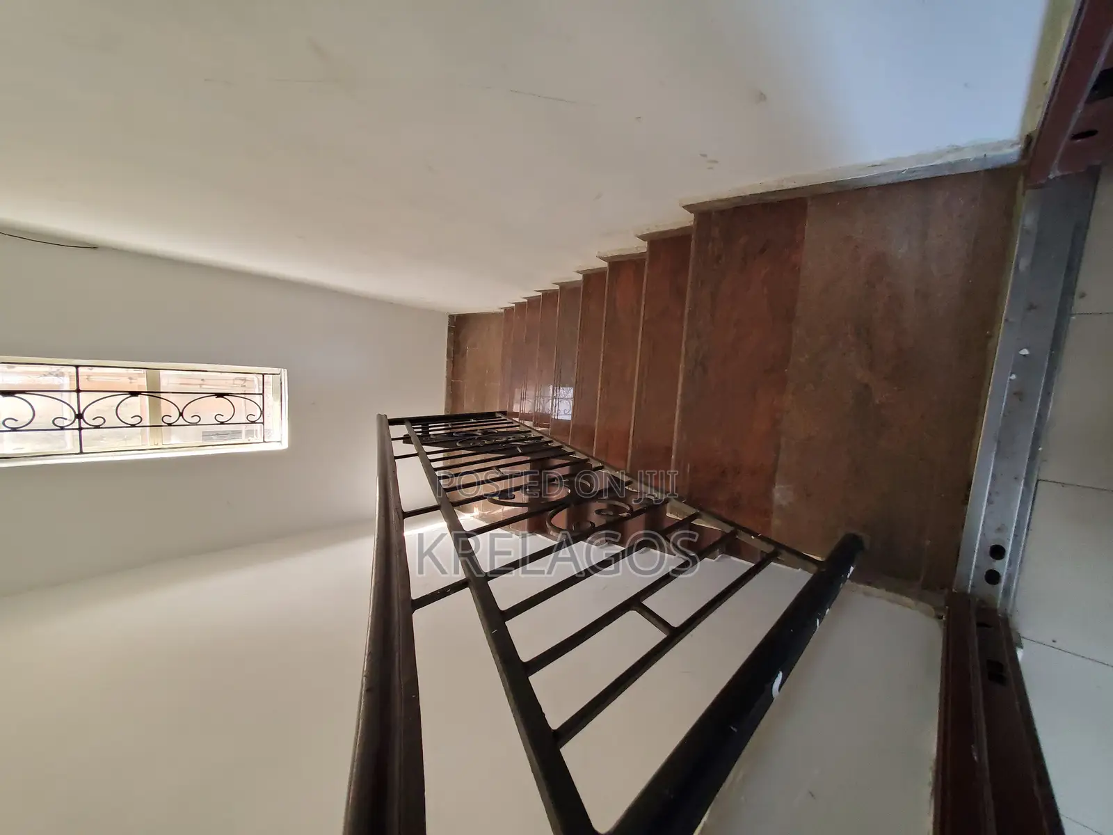 5bdrm Duplex in Chevron for sale
