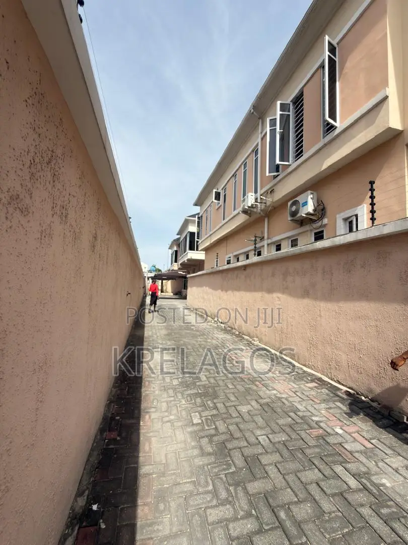 4bdrm Duplex in Chevron for sale