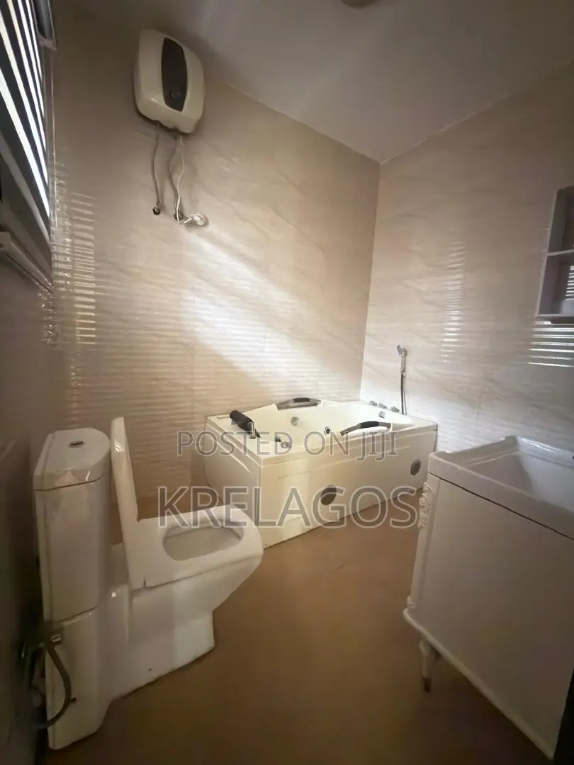 4bdrm Duplex in Chevron for sale
