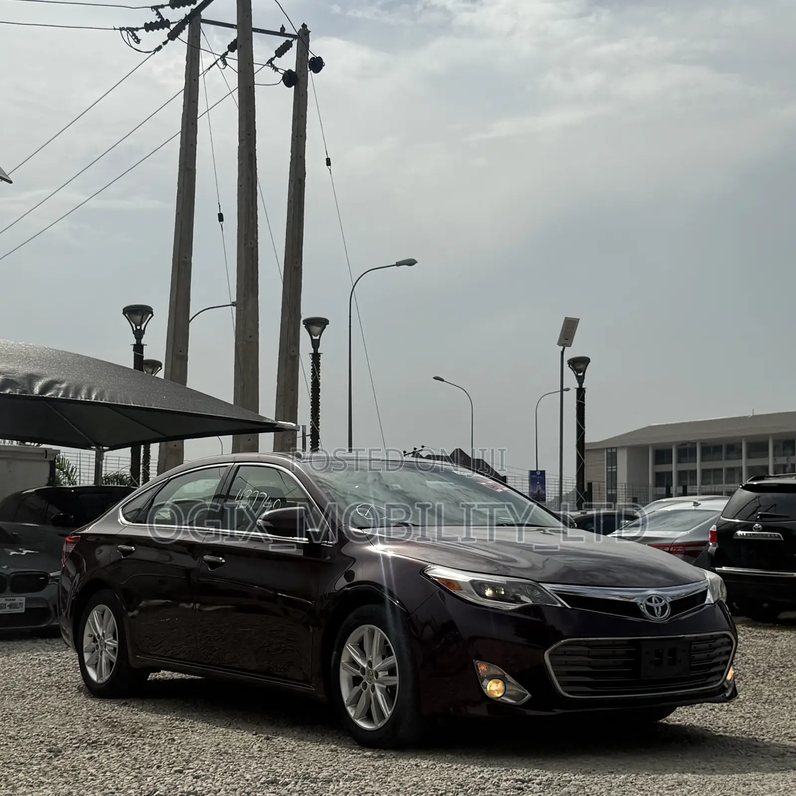 Toyota Avalon XLE Premium Sedan FWD (3.5L 6cyl 6A) 2013 Maroon