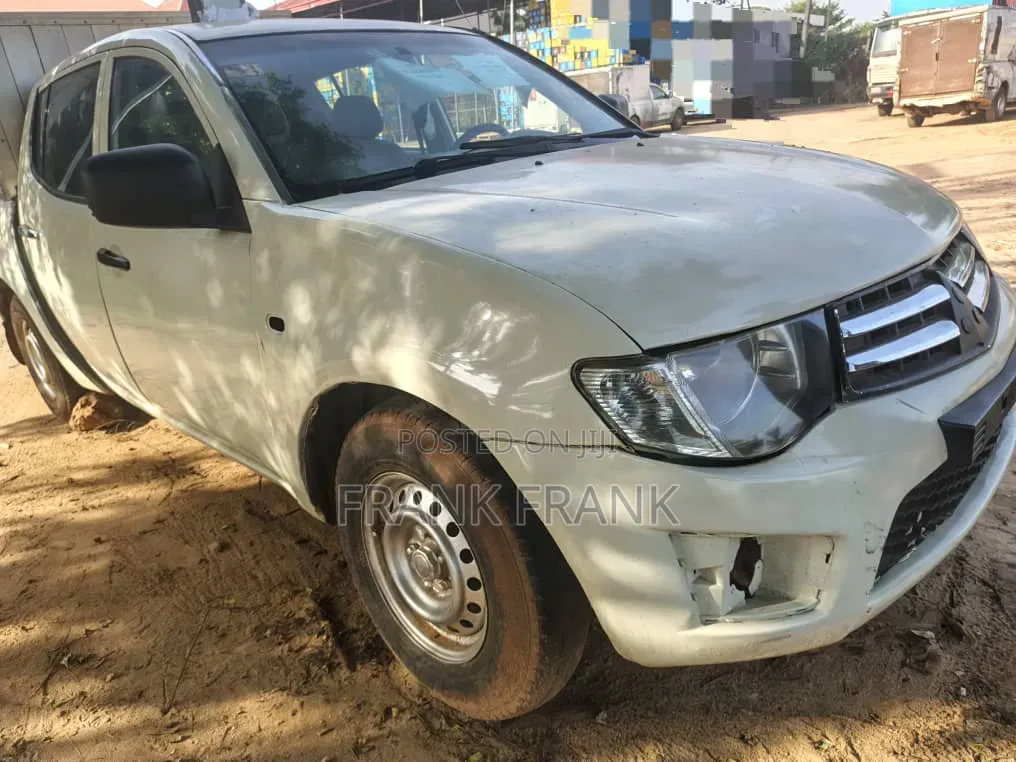 Mitsubishi L200 2013 White