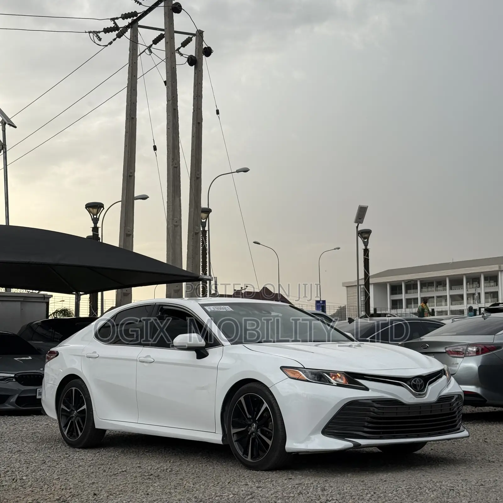Toyota Camry LE (2.5L 4cyl 8A) 2019 White