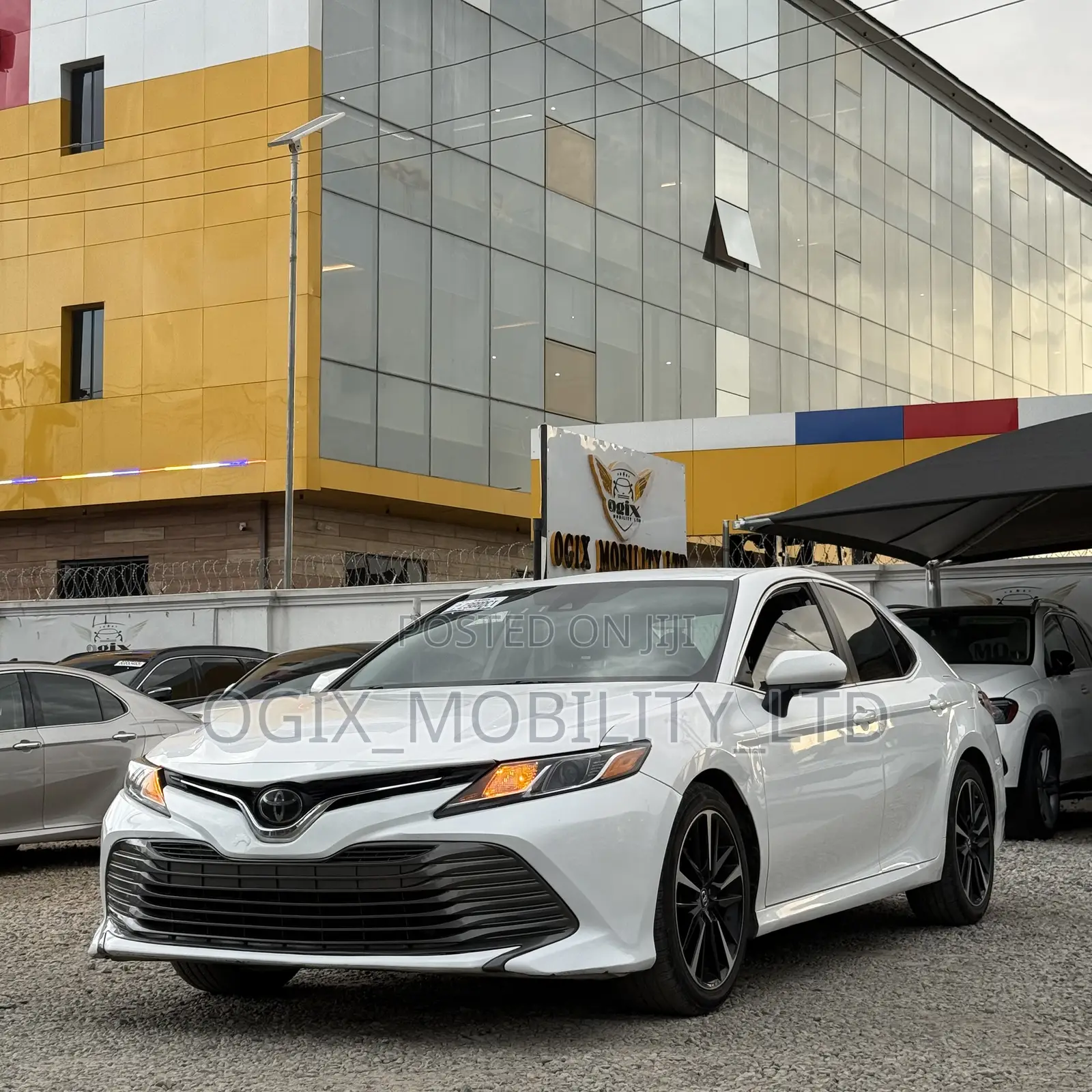 Toyota Camry LE (2.5L 4cyl 8A) 2019 White