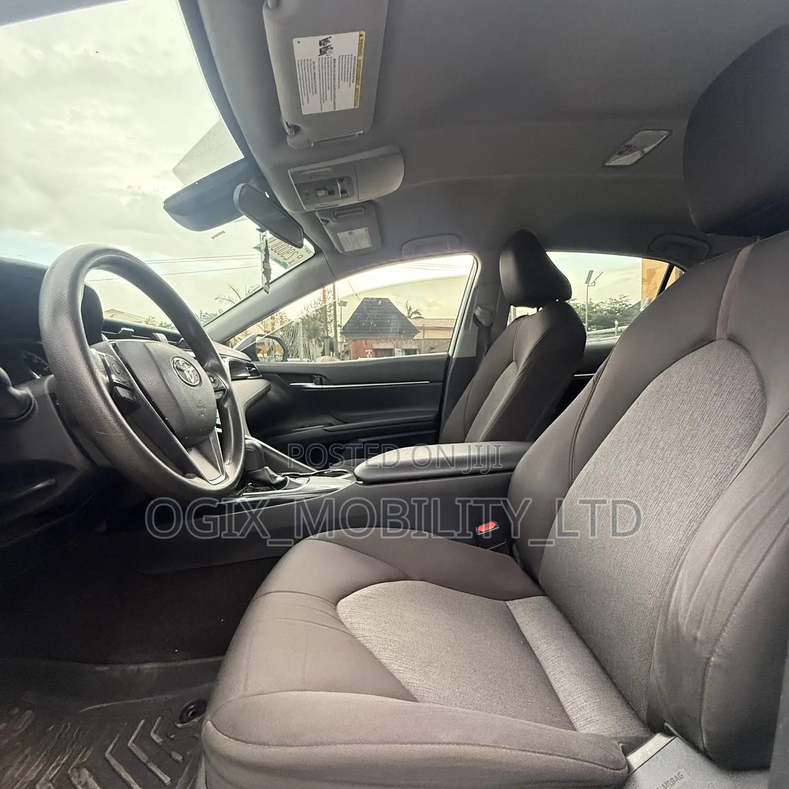 Toyota Camry LE (2.5L 4cyl 8A) 2019 White