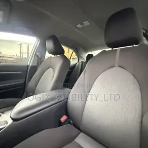 Toyota Camry LE (2.5L 4cyl 8A) 2019 White