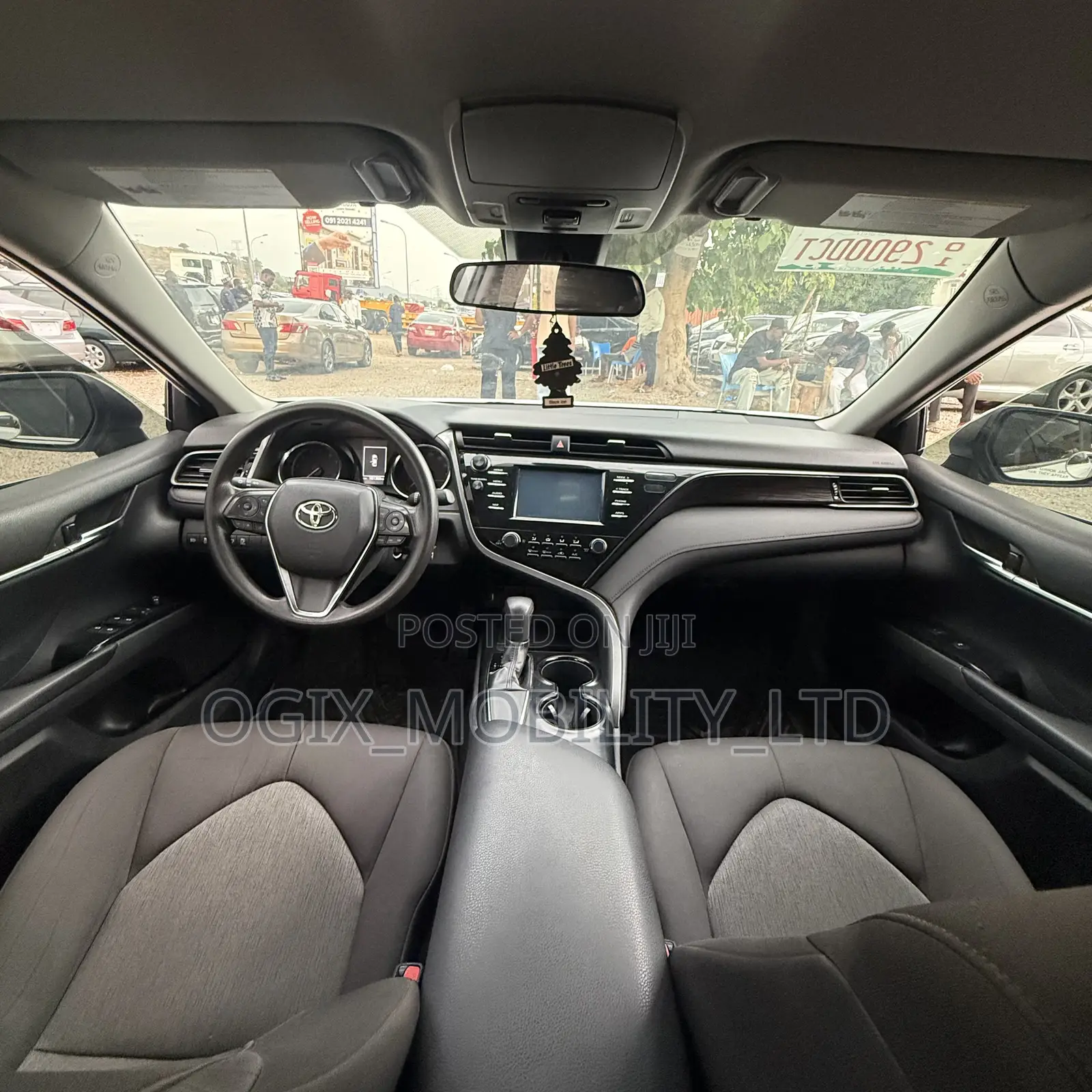 Toyota Camry LE (2.5L 4cyl 8A) 2019 White