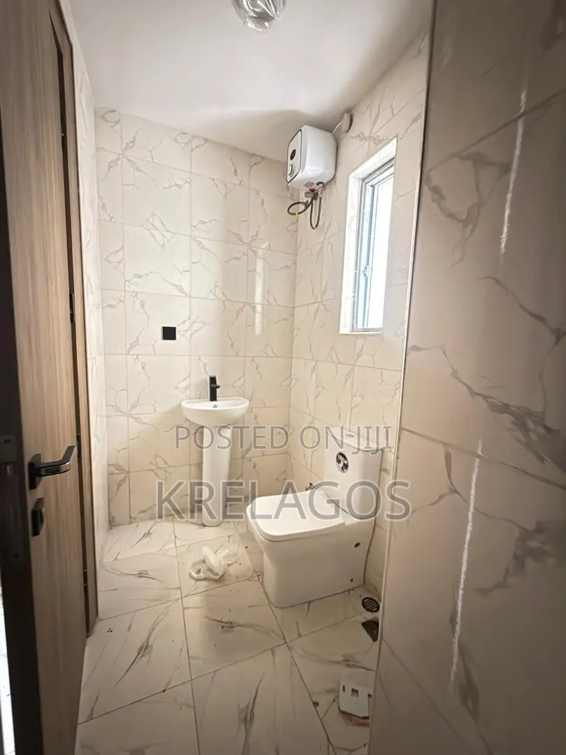 1bdrm Apartment in Lekki Phase 1 for sale