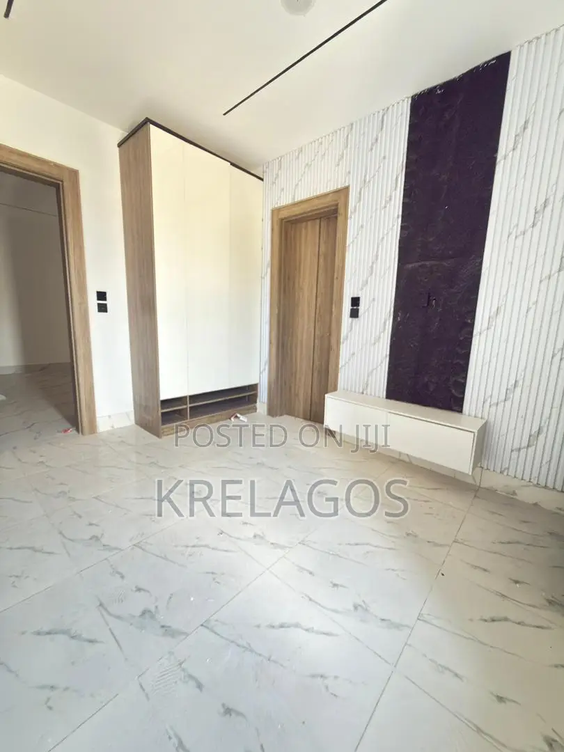 1bdrm Apartment in Lekki Phase 1 for sale