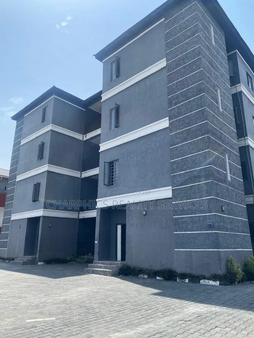 3bdrm Apartment in Lekki Phase 1 for rent