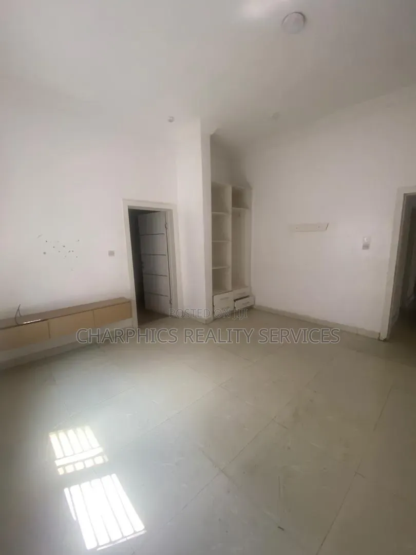 3bdrm Apartment in Lekki Phase 1 for rent