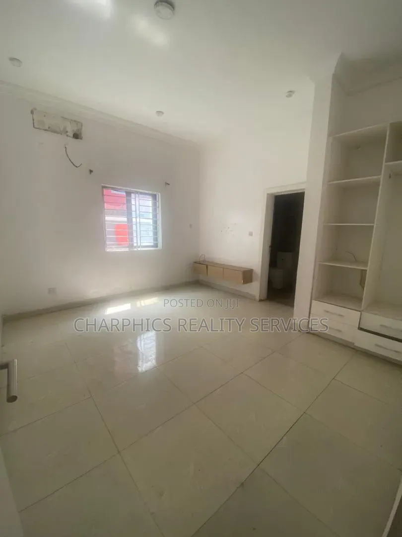 3bdrm Apartment in Lekki Phase 1 for rent