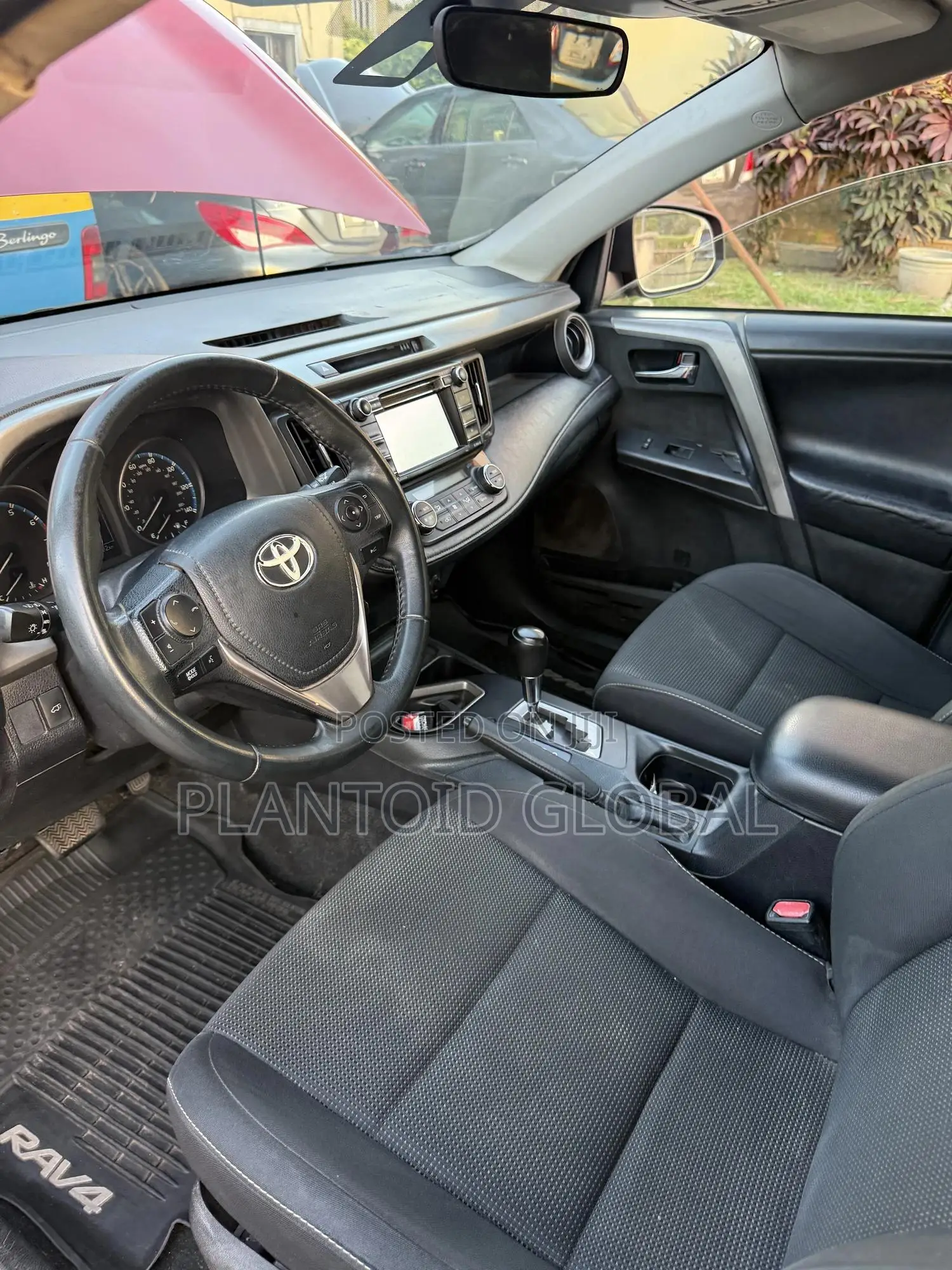Toyota RAV4 XLE 4dr SUV (2.5L 4cyl 6A) 2018 Red