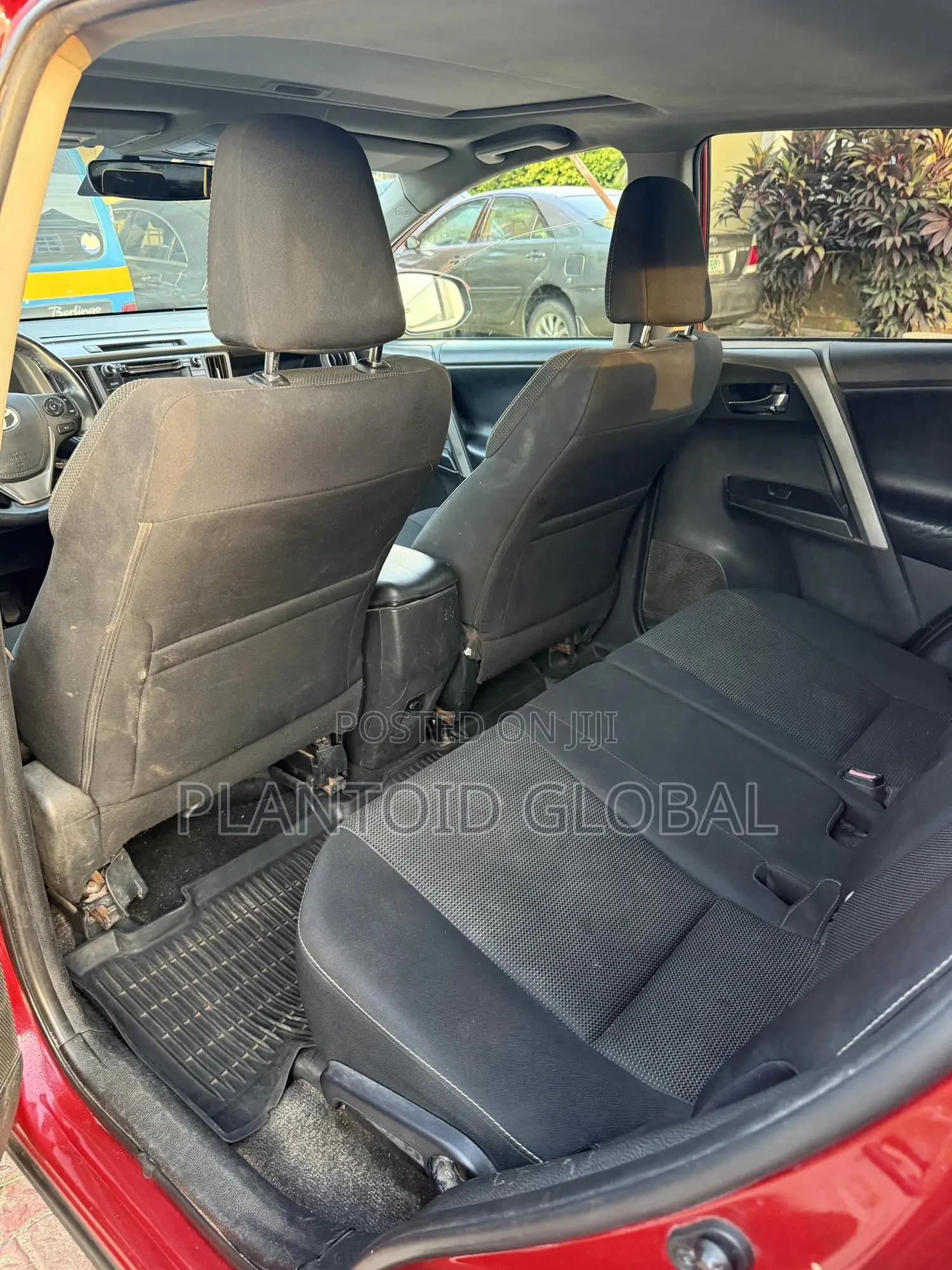Toyota RAV4 XLE 4dr SUV (2.5L 4cyl 6A) 2018 Red