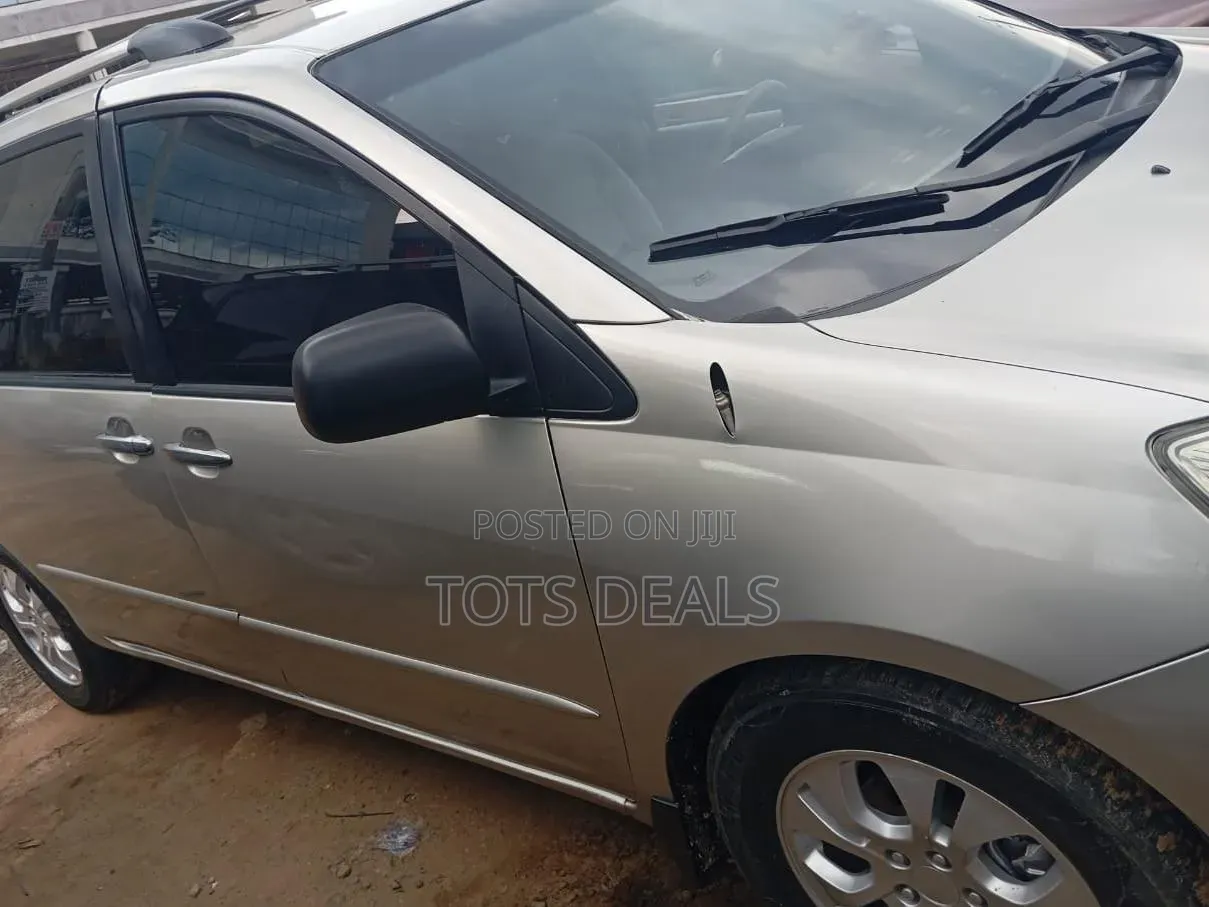 Toyota Sienna LE FWD (3.3L V6 5A) 2004 Gold