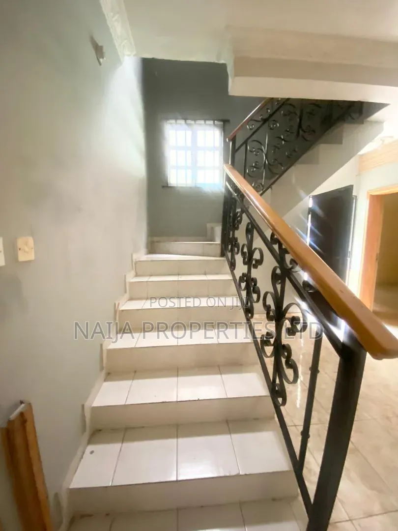 4bdrm Townhouse / Terrace in Lekki Phase 1 Right for rent
