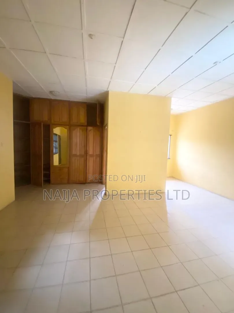 4bdrm Townhouse / Terrace in Lekki Phase 1 Right for rent