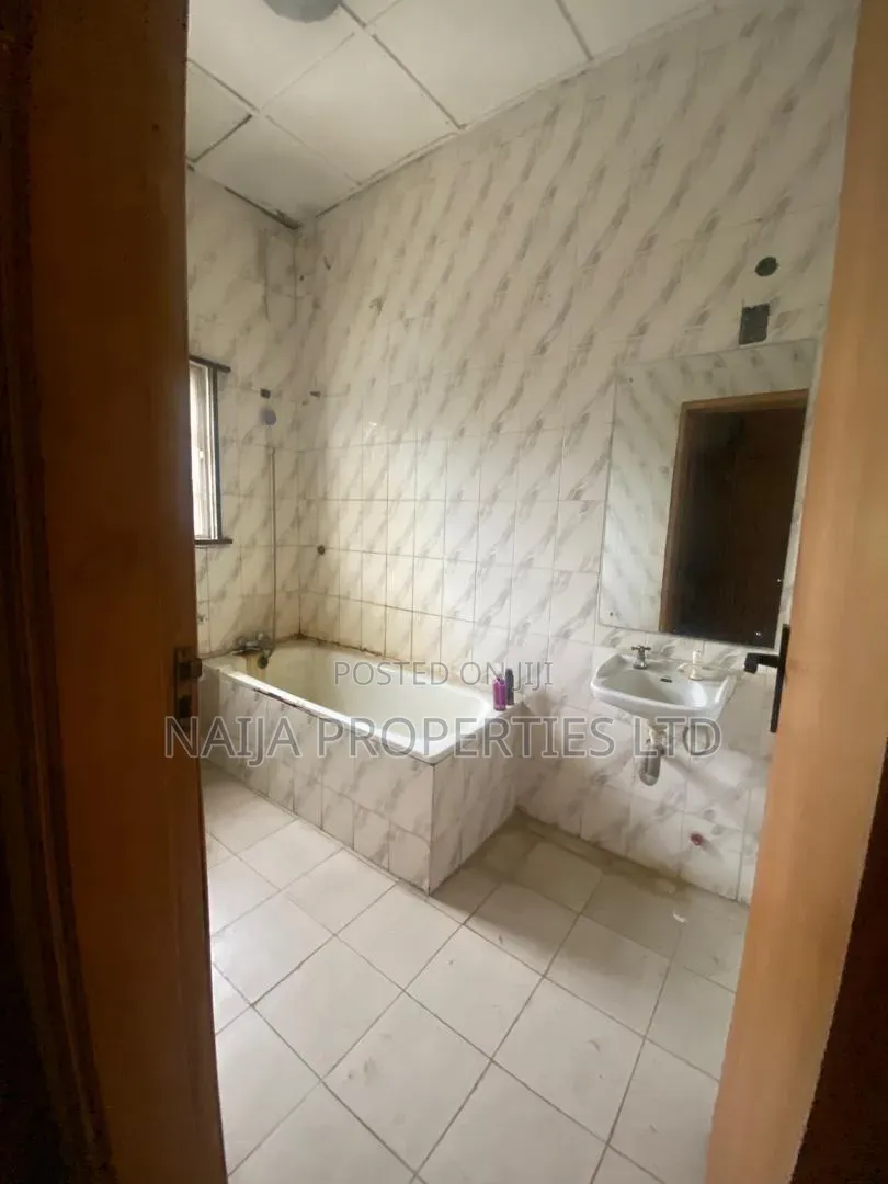 4bdrm Townhouse / Terrace in Lekki Phase 1 Right for rent