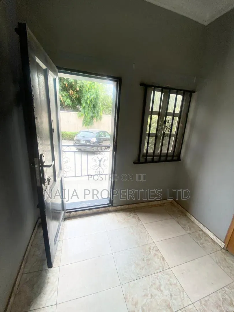 4bdrm Townhouse / Terrace in Lekki Phase 1 Right for rent
