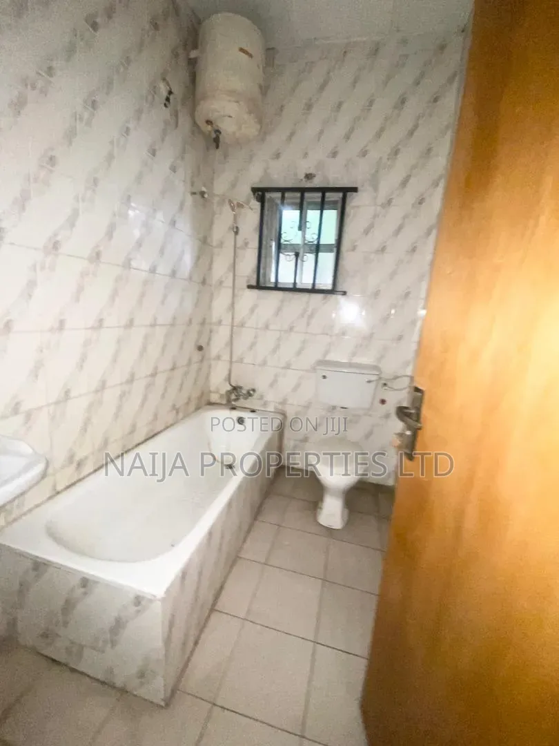 4bdrm Townhouse / Terrace in Lekki Phase 1 Right for rent