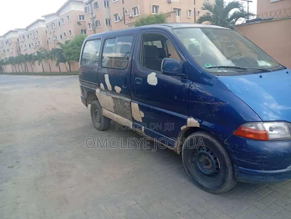 Toyota HiAce 2005 Blue
