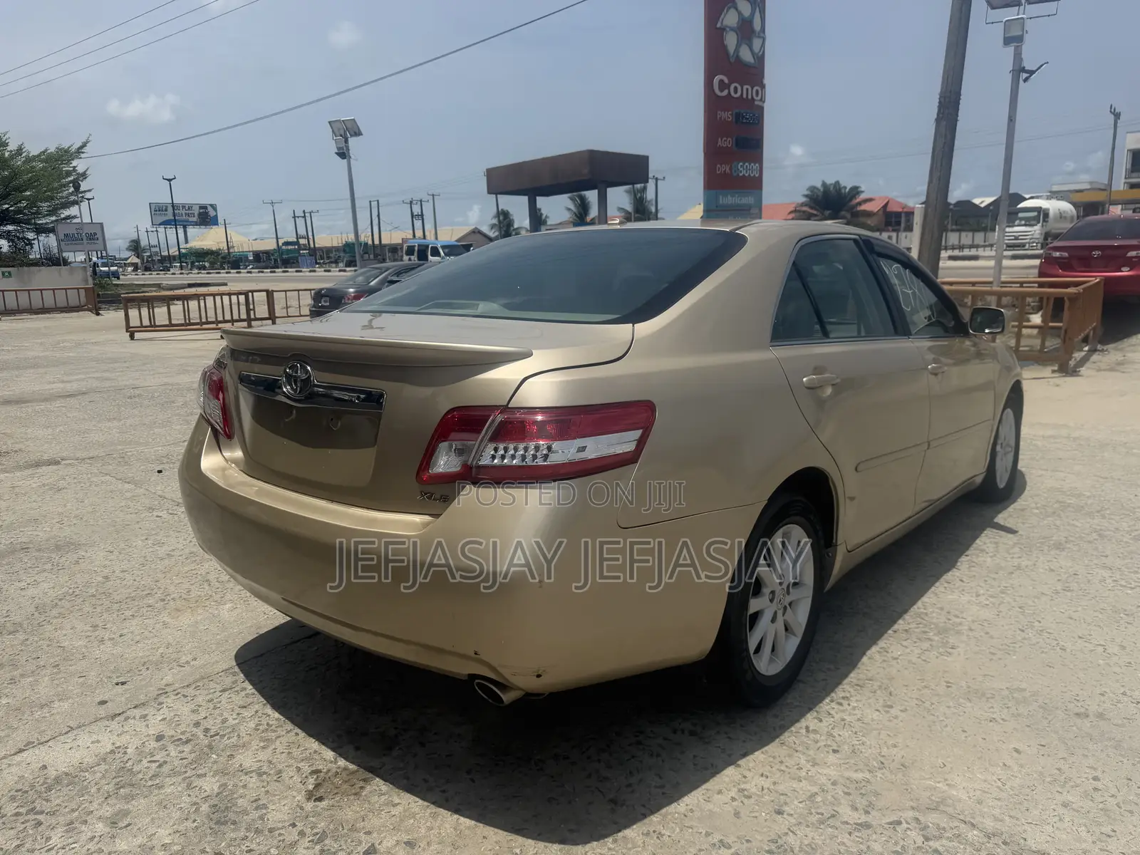 Toyota Camry XLE 4dr Sedan (2.5L 4cyl 6A) 2011 Gold