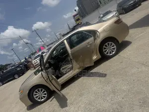 Toyota Camry XLE 4dr Sedan (2.5L 4cyl 6A) 2011 Gold