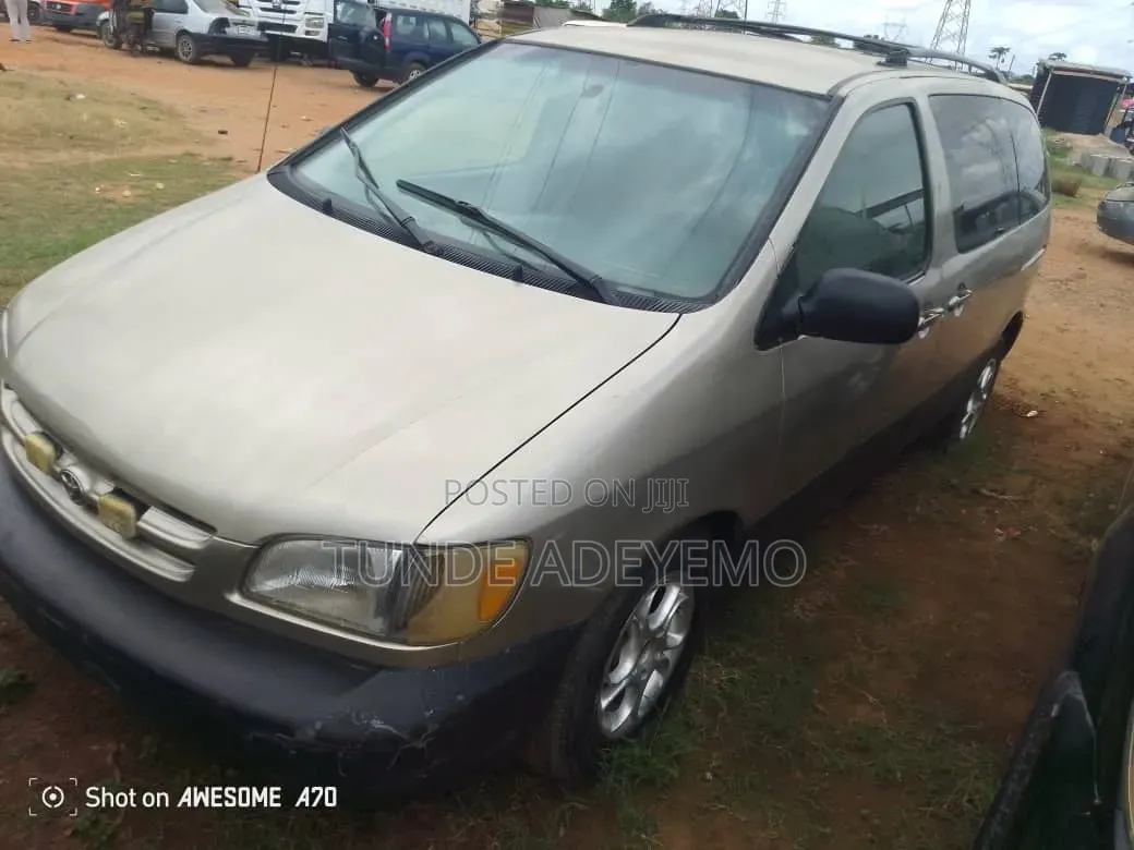 Toyota Sienna 2000 Gold