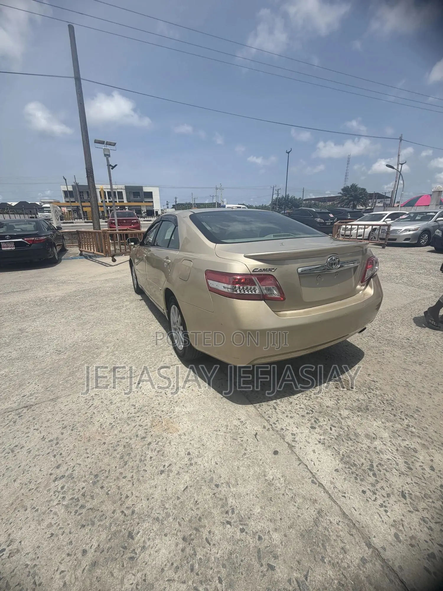 Toyota Camry XLE 4dr Sedan (2.5L 4cyl 6A) 2011 Gold