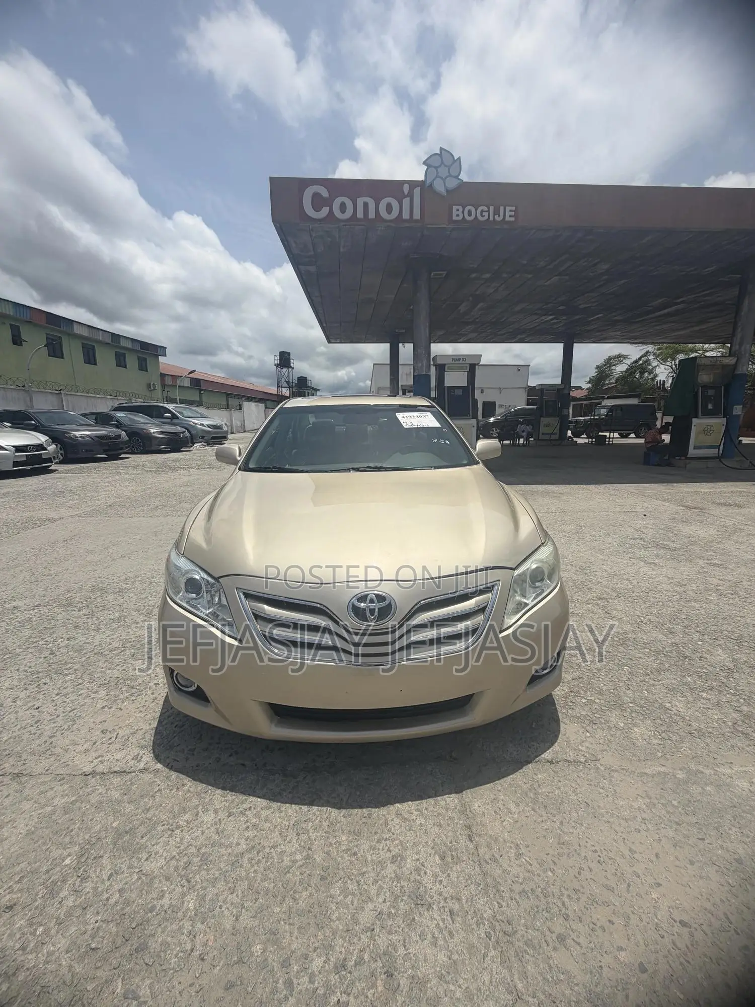 Toyota Camry XLE 4dr Sedan (2.5L 4cyl 6A) 2011 Gold