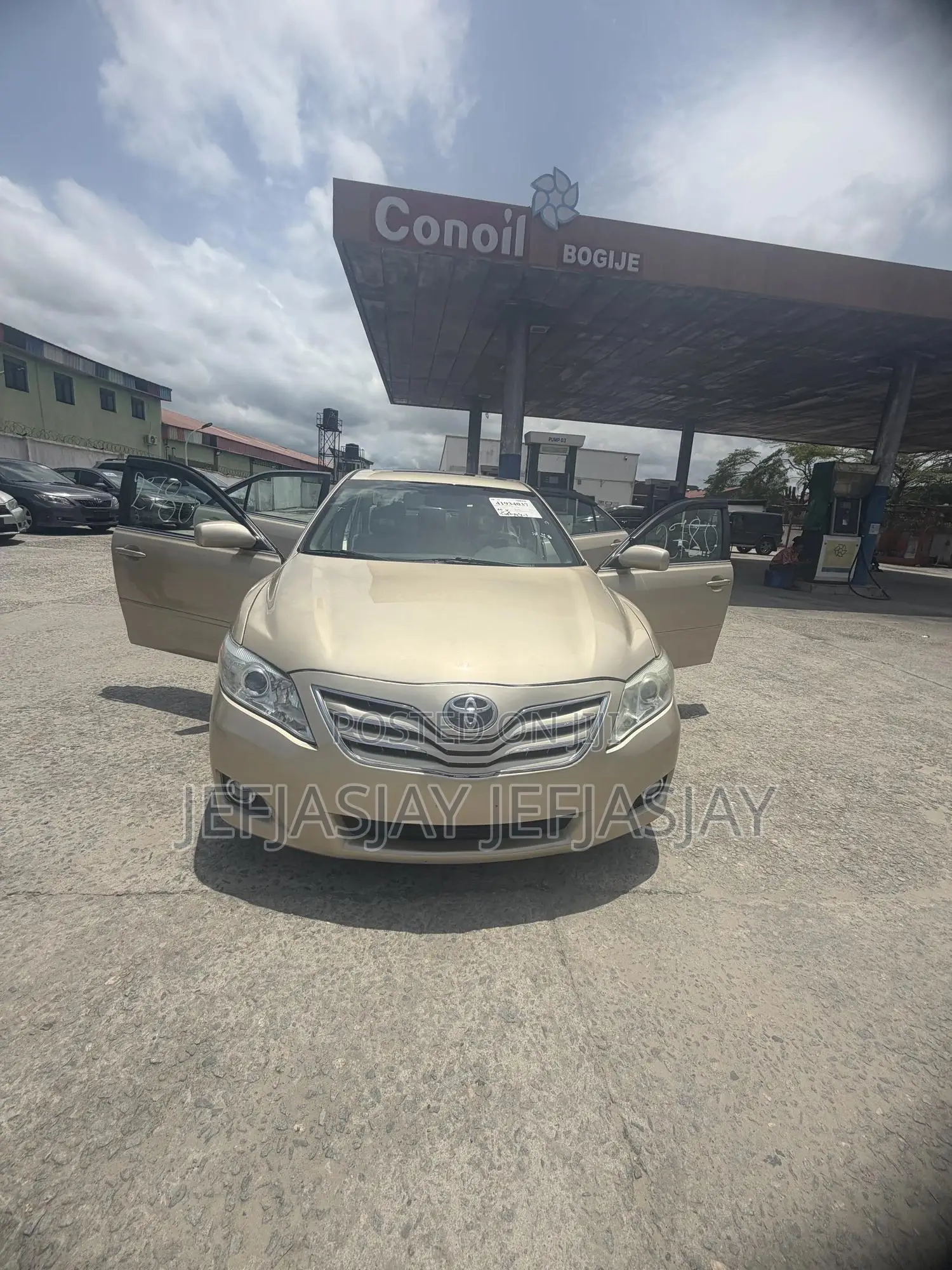 Toyota Camry XLE 4dr Sedan (2.5L 4cyl 6A) 2011 Gold