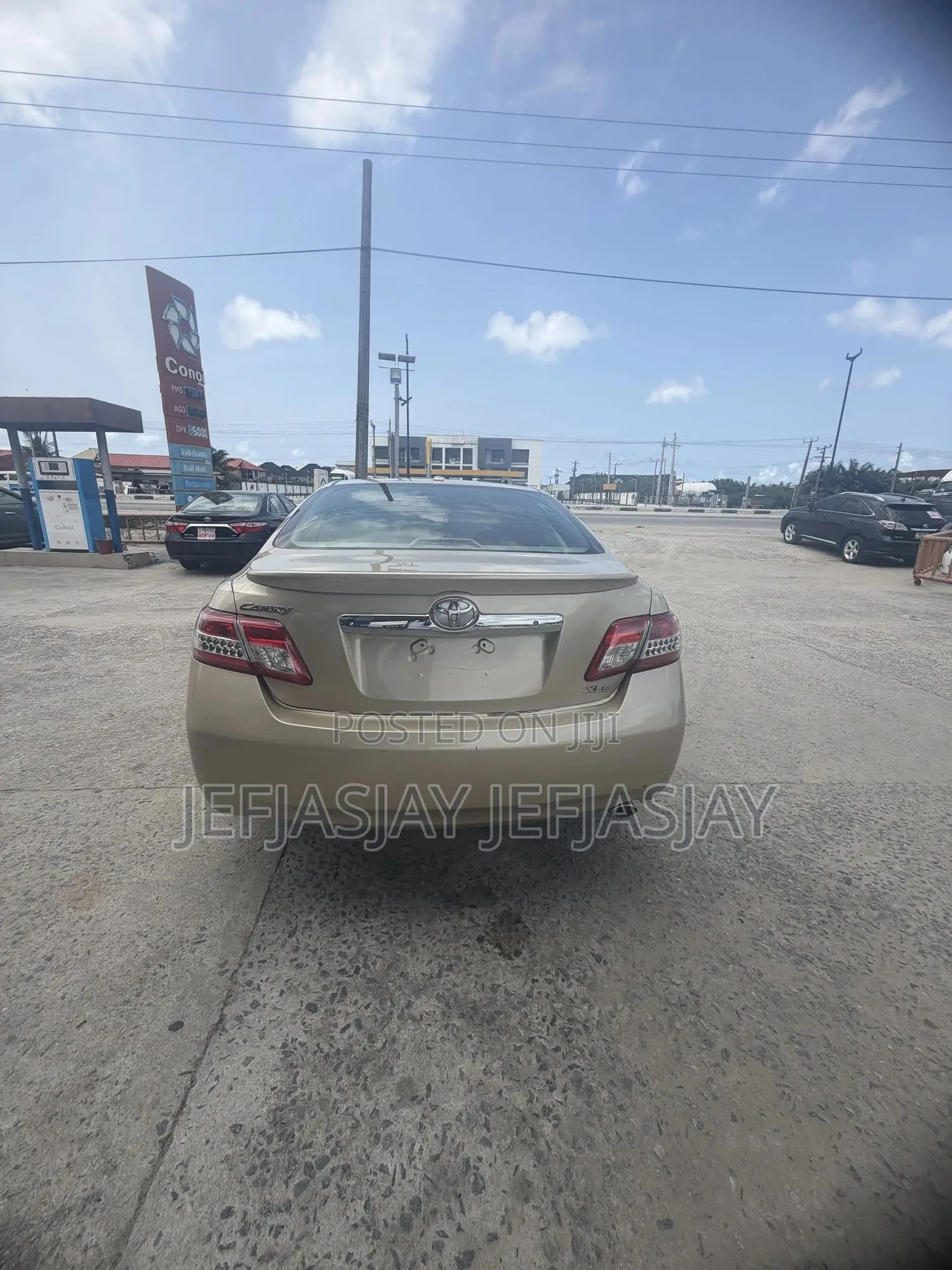 Toyota Camry XLE 4dr Sedan (2.5L 4cyl 6A) 2011 Gold