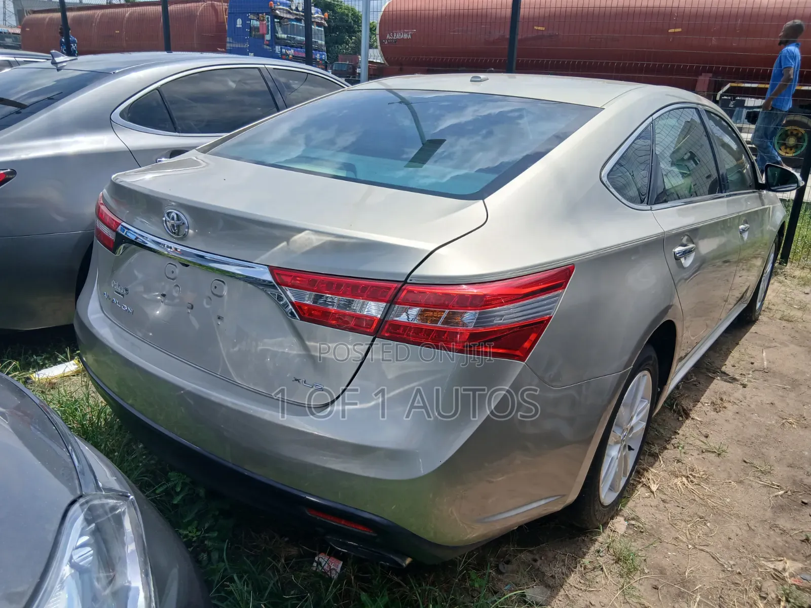 Toyota Avalon XLE 4dr Sedan (3.5L 6cyl 6A) 2015 Gold