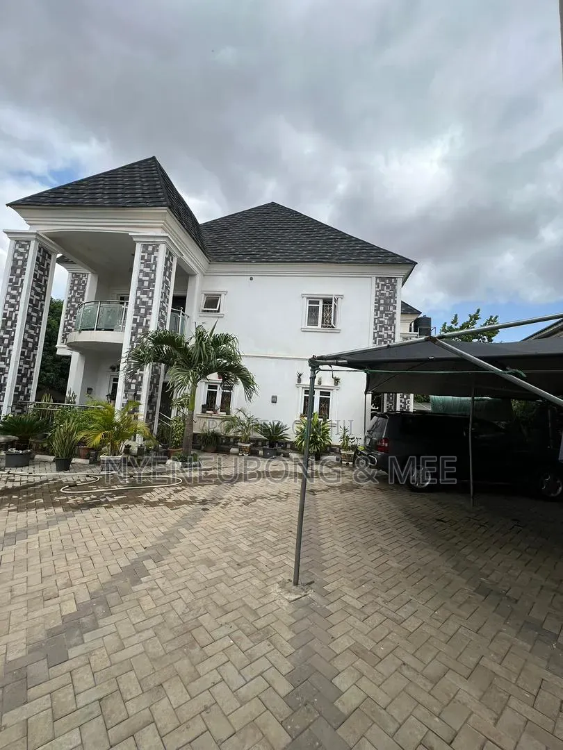 5bdrm Duplex in Karu for sale