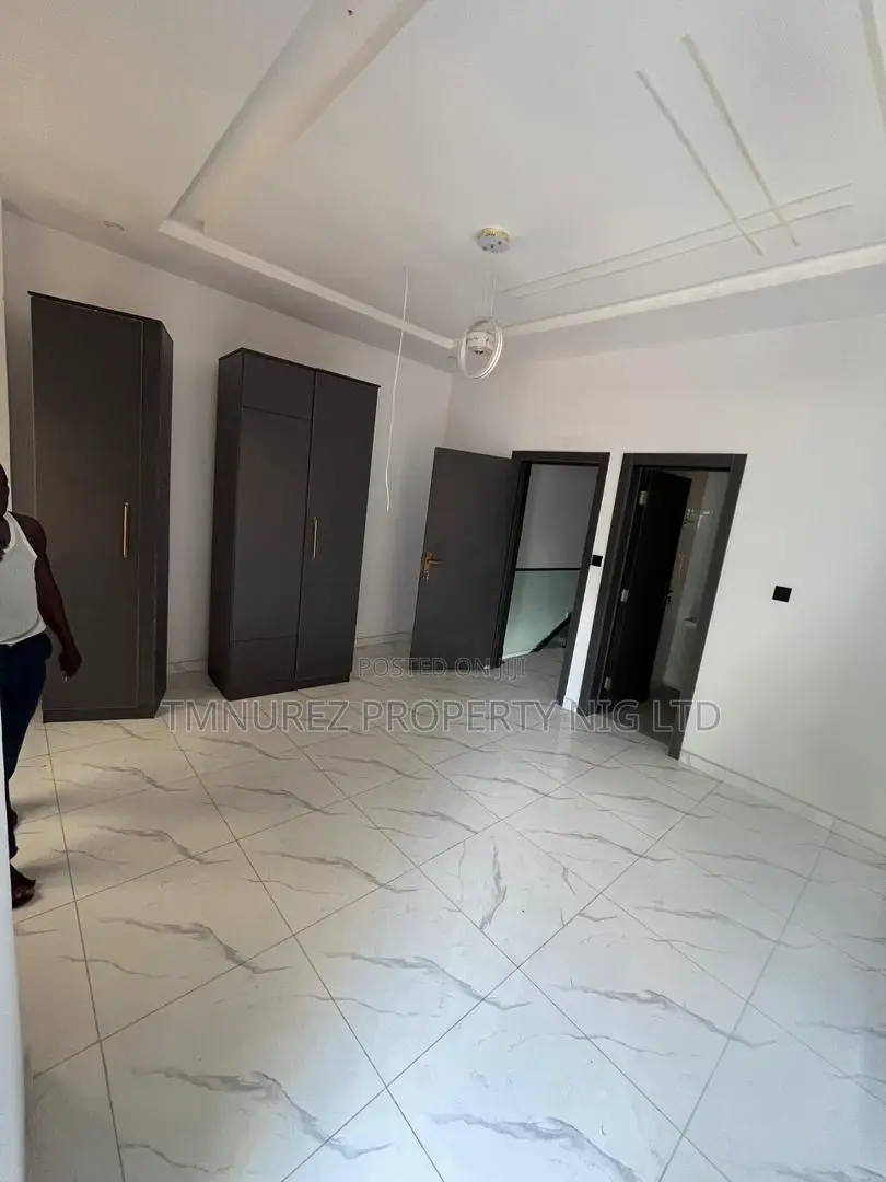 4bdrm Duplex in Yaba Lagos for sale