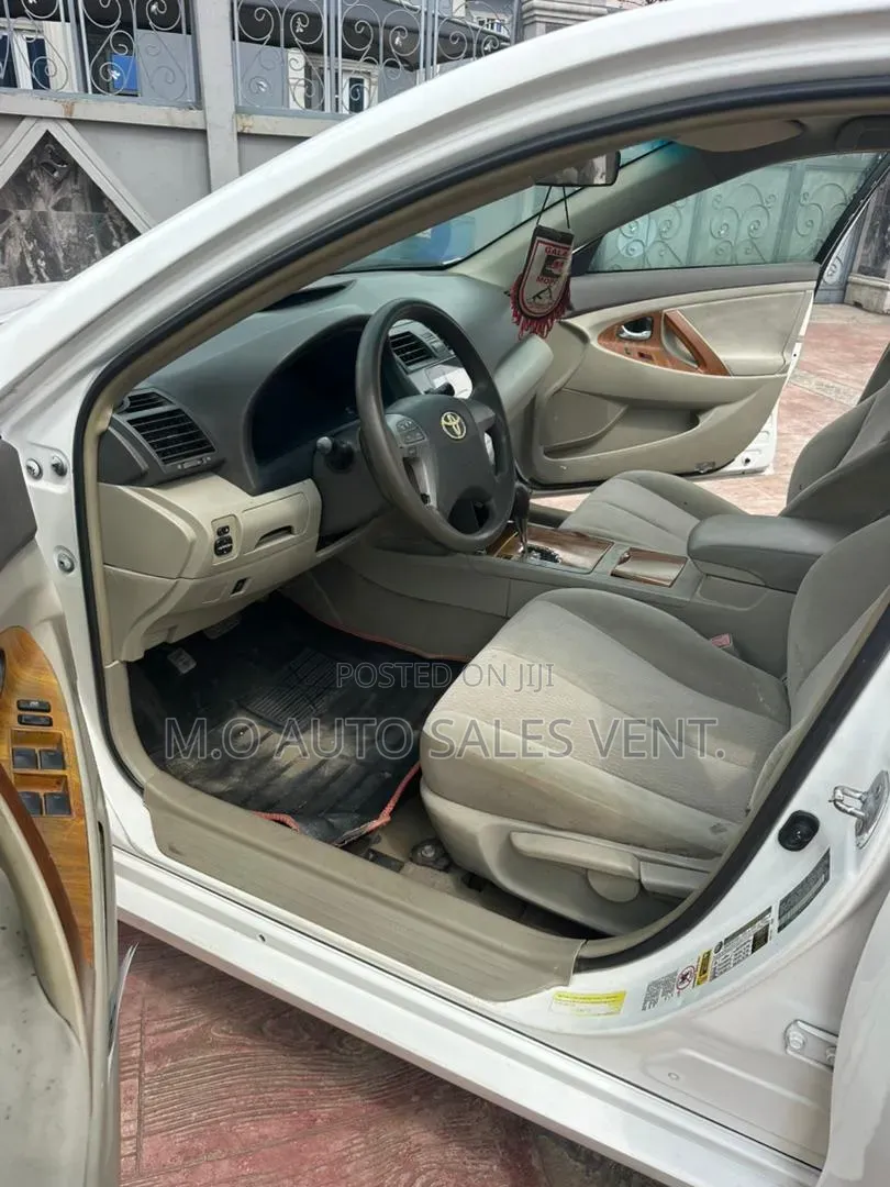 Toyota Camry LE 4dr Sedan (2.5L 4cyl 6AM) 2010 White