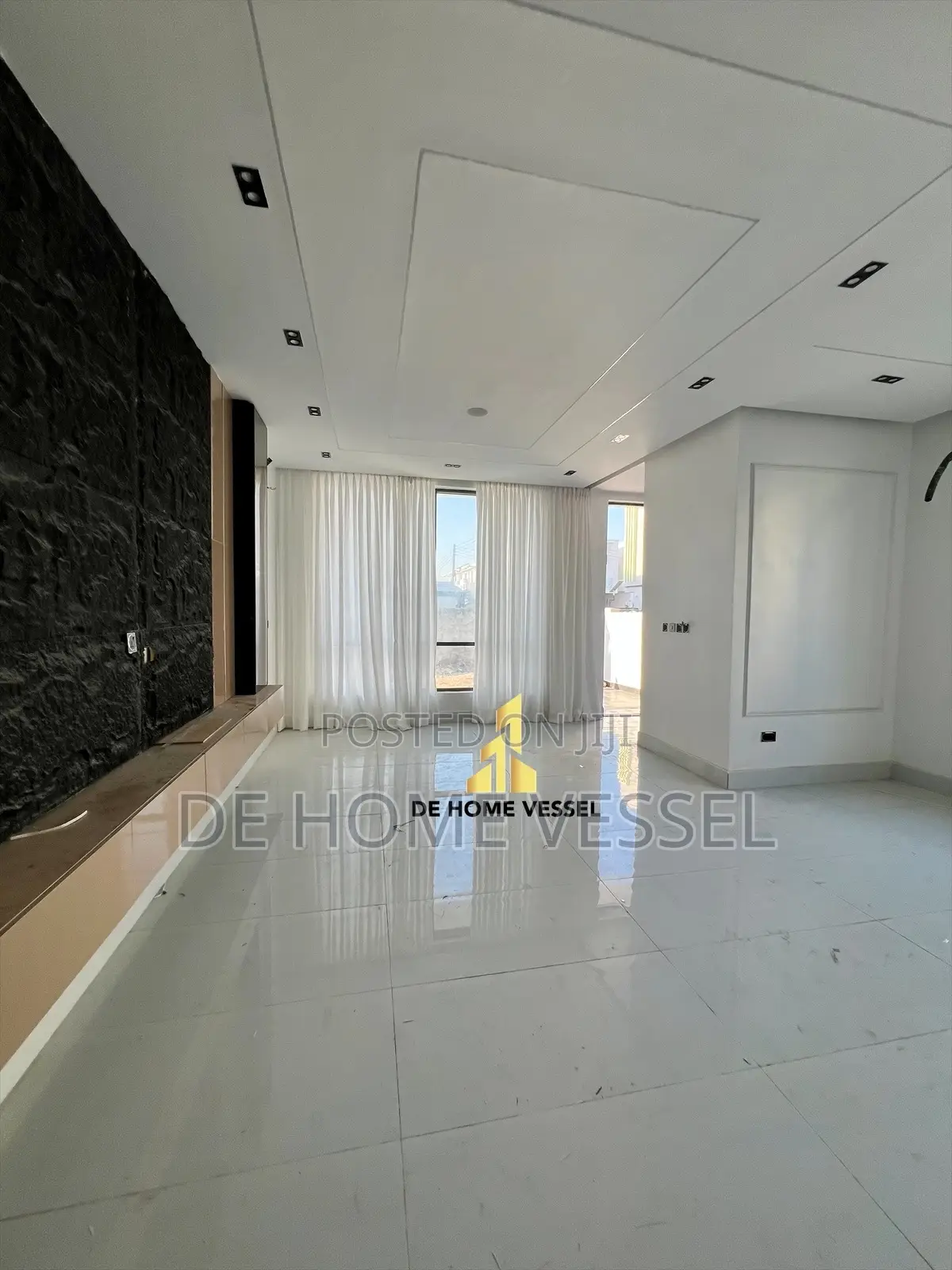 4bdrm Duplex in Chevron for sale